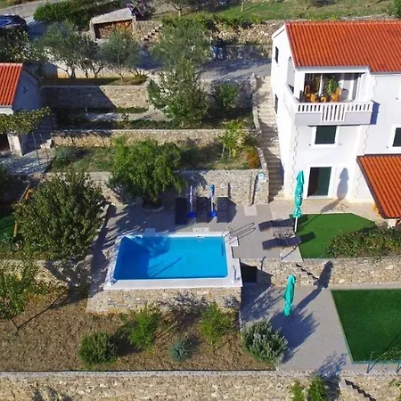 Casa de Férias In With Terrace, Air Conditioning, Wifi, Washing Machine 5202-1 Omiš